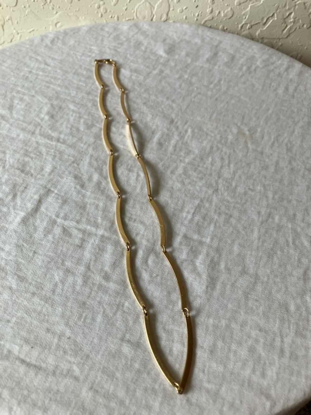 Avon: Gold Tone Wave Link Necklace
